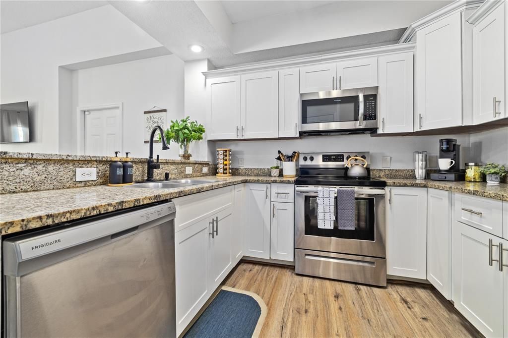 На продажу: $299,900 (2 спален, 2 ванн, 1679 Квадратных фут)