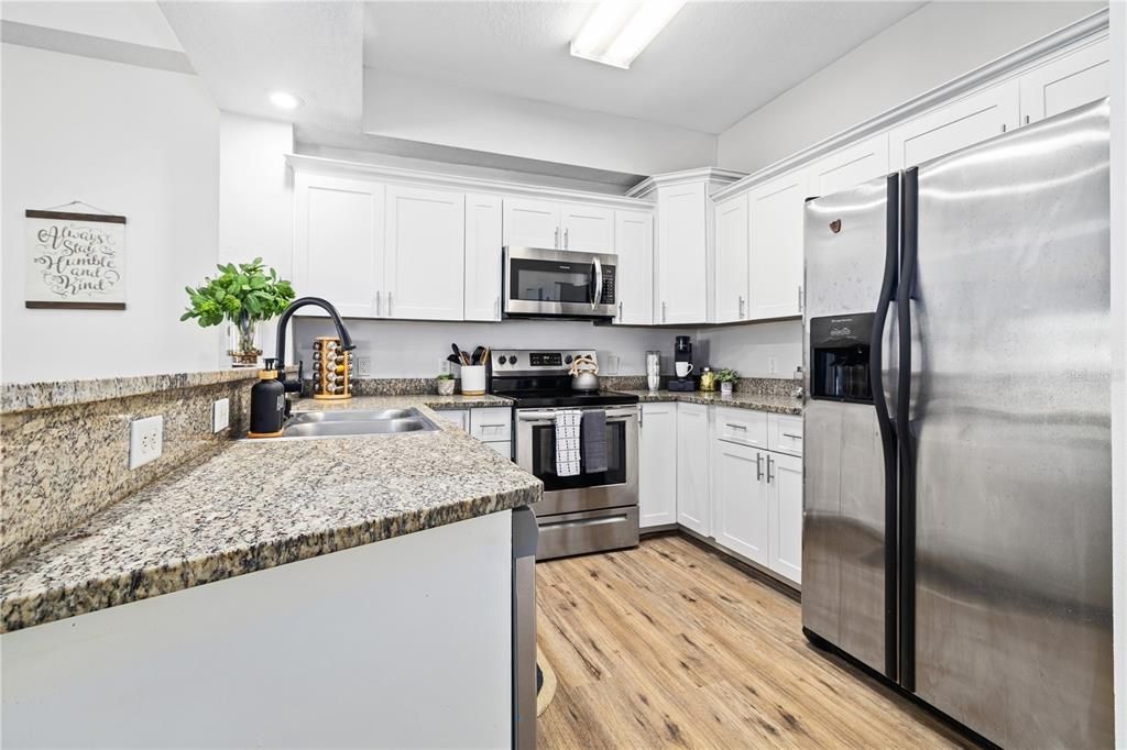 На продажу: $299,900 (2 спален, 2 ванн, 1679 Квадратных фут)