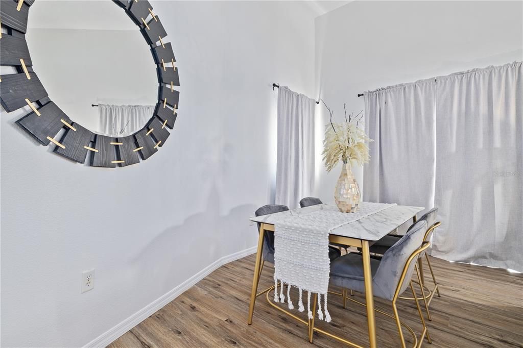 На продажу: $299,900 (2 спален, 2 ванн, 1679 Квадратных фут)