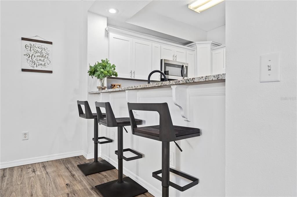 На продажу: $299,900 (2 спален, 2 ванн, 1679 Квадратных фут)