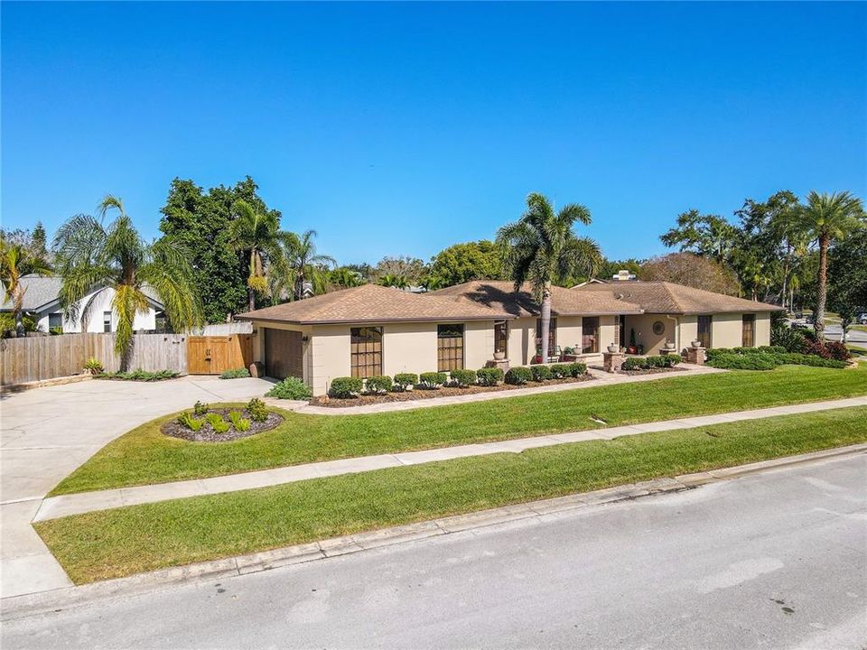 合同活跃: $750,000 (4 贝兹, 3 浴室, 2549 平方英尺)