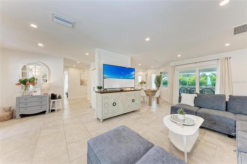 На продажу: $2,095,900 (3 спален, 3 ванн, 1240 Квадратных фут)