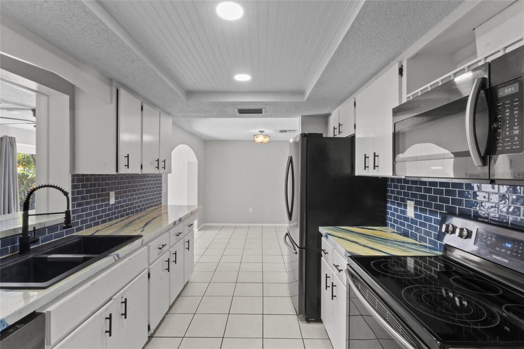 For Sale: $185,000 (2 beds, 2 baths, 1128 Square Feet)