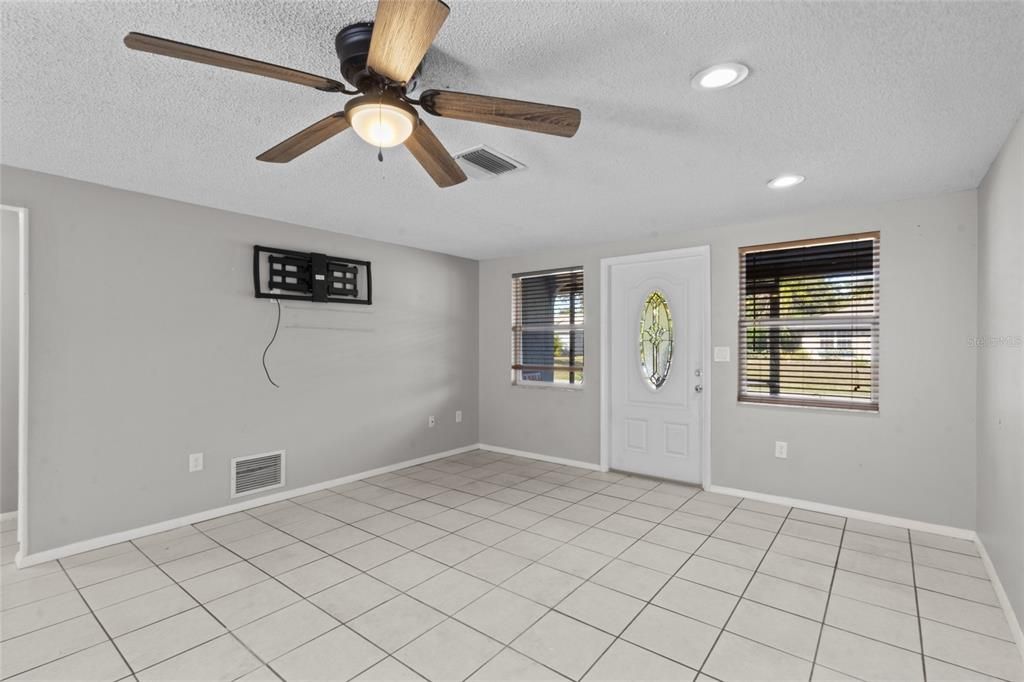 For Sale: $185,000 (2 beds, 2 baths, 1128 Square Feet)