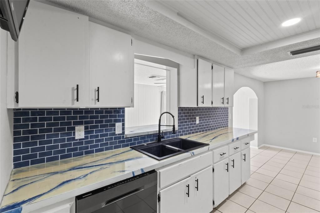 For Sale: $185,000 (2 beds, 2 baths, 1128 Square Feet)