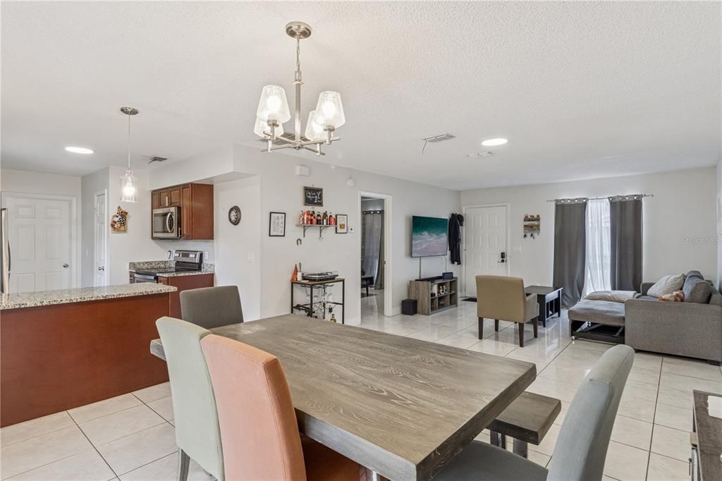 待售: $300,000 (2 贝兹, 2 浴室, 1162 平方英尺)