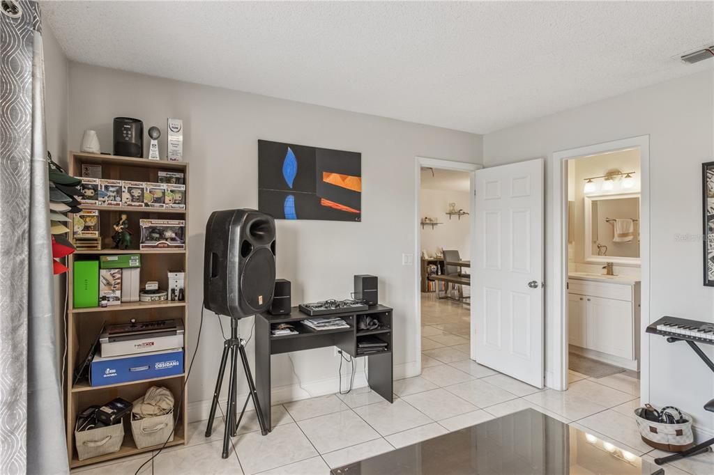 待售: $300,000 (2 贝兹, 2 浴室, 1162 平方英尺)