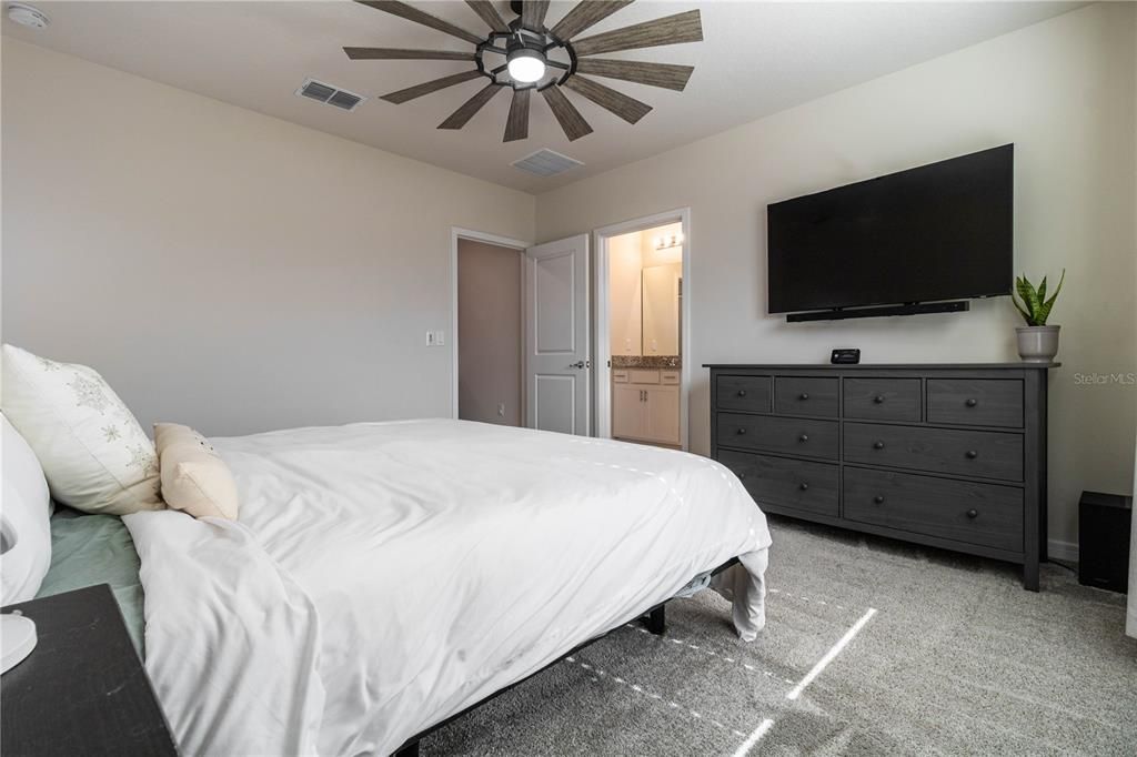 待售: $380,000 (4 贝兹, 2 浴室, 1580 平方英尺)