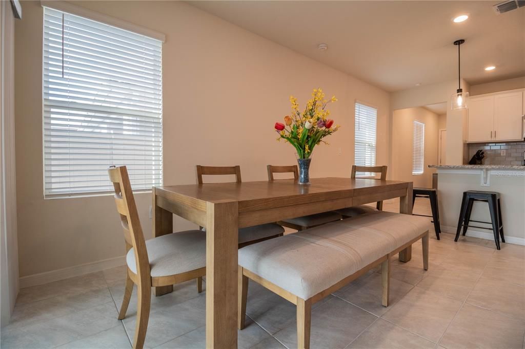 待售: $380,000 (4 贝兹, 2 浴室, 1580 平方英尺)