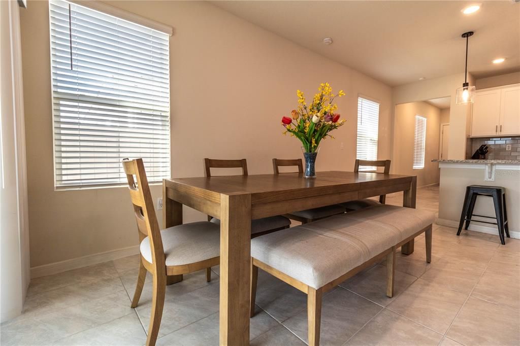 待售: $380,000 (4 贝兹, 2 浴室, 1580 平方英尺)