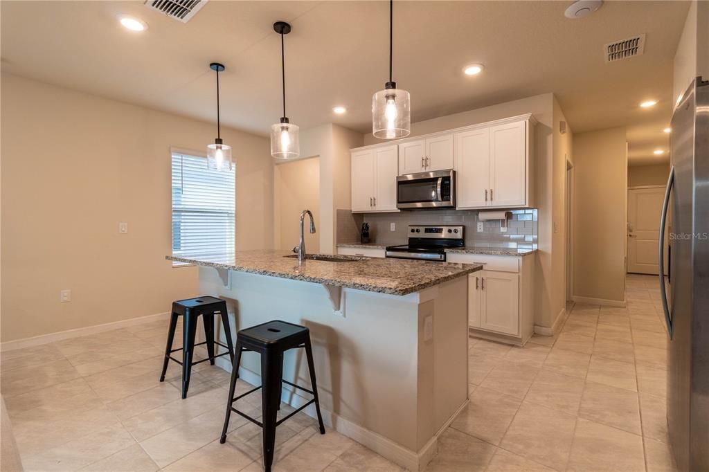 待售: $380,000 (4 贝兹, 2 浴室, 1580 平方英尺)