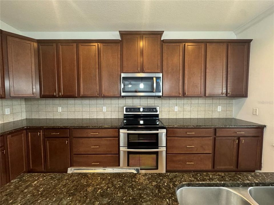 出租: $3,100 (5 贝兹, 3 浴室, 2580 平方英尺)