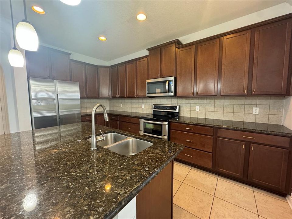 出租: $3,100 (5 贝兹, 3 浴室, 2580 平方英尺)