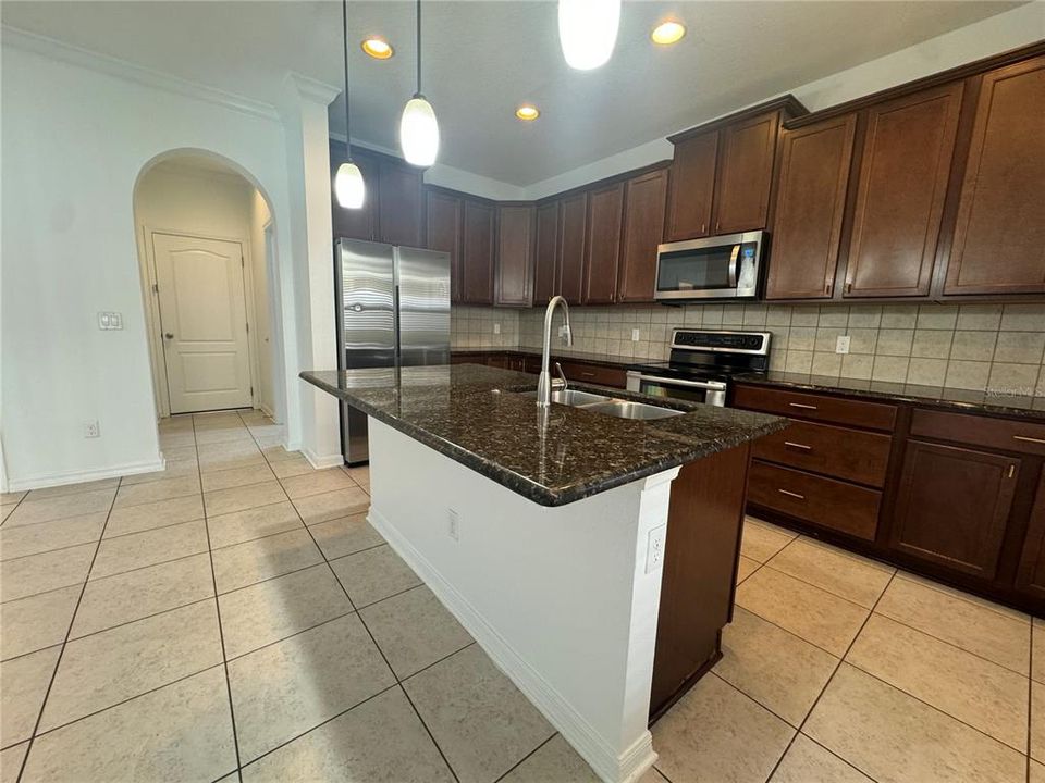 出租: $3,100 (5 贝兹, 3 浴室, 2580 平方英尺)