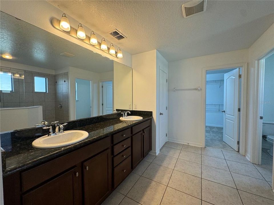 出租: $3,100 (5 贝兹, 3 浴室, 2580 平方英尺)