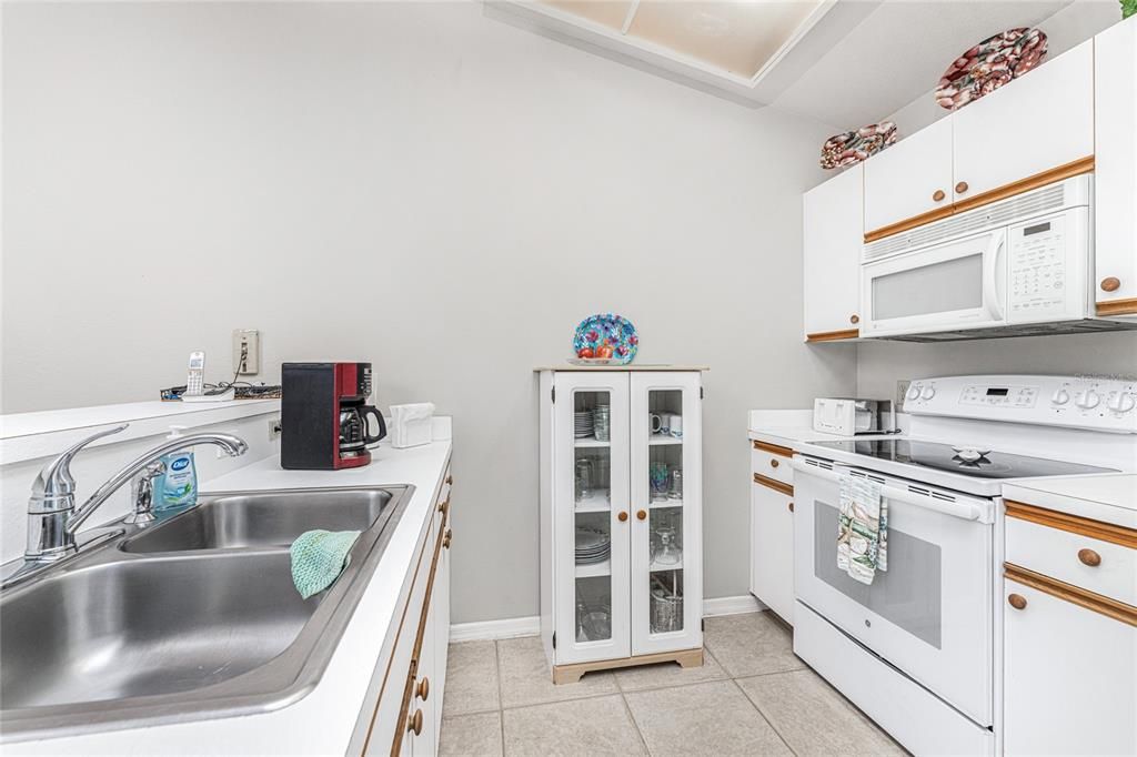 For Sale: $149,900 (2 beds, 2 baths, 933 Square Feet)