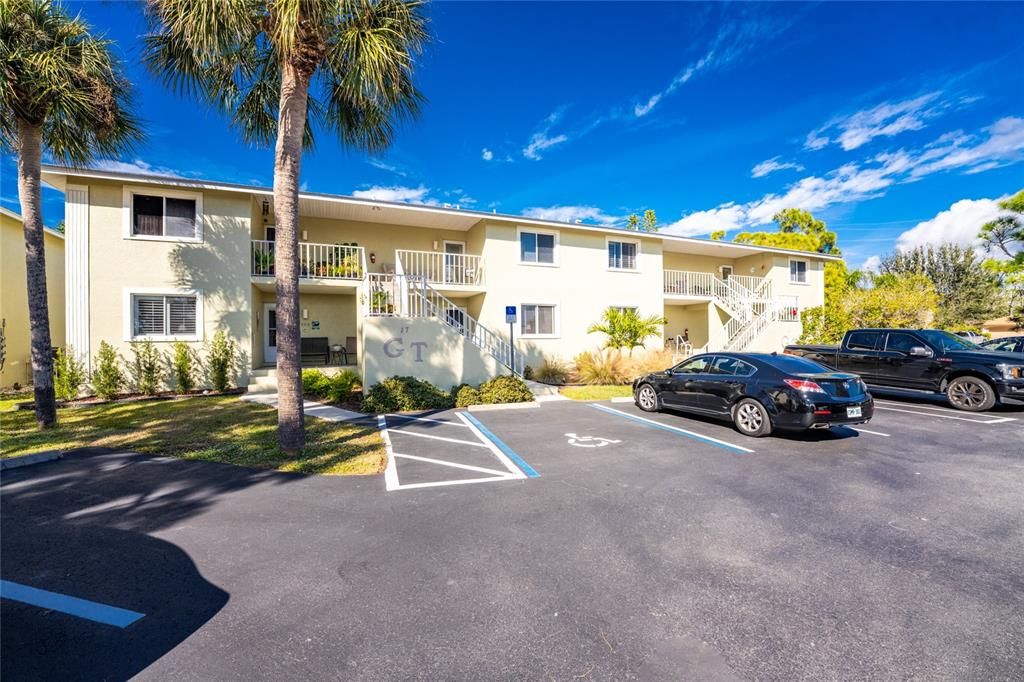 For Sale: $149,900 (2 beds, 2 baths, 933 Square Feet)