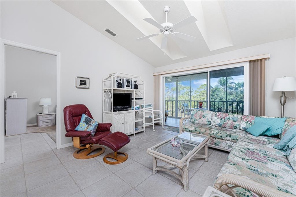 For Sale: $149,900 (2 beds, 2 baths, 933 Square Feet)