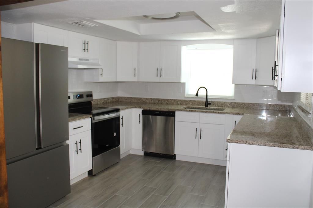 For Rent: $2,300 (3 beds, 1 baths, 1372 Square Feet)