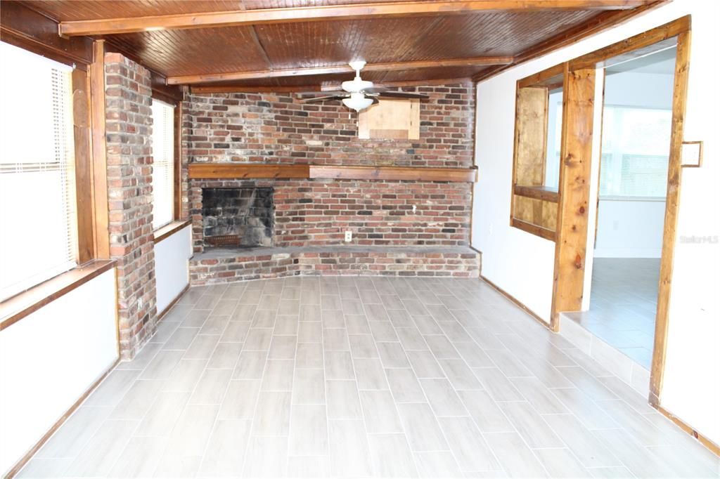 For Rent: $2,300 (3 beds, 1 baths, 1372 Square Feet)