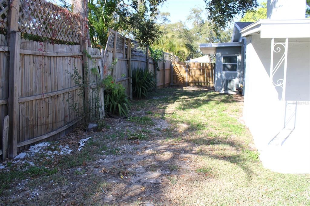 For Rent: $2,300 (3 beds, 1 baths, 1372 Square Feet)