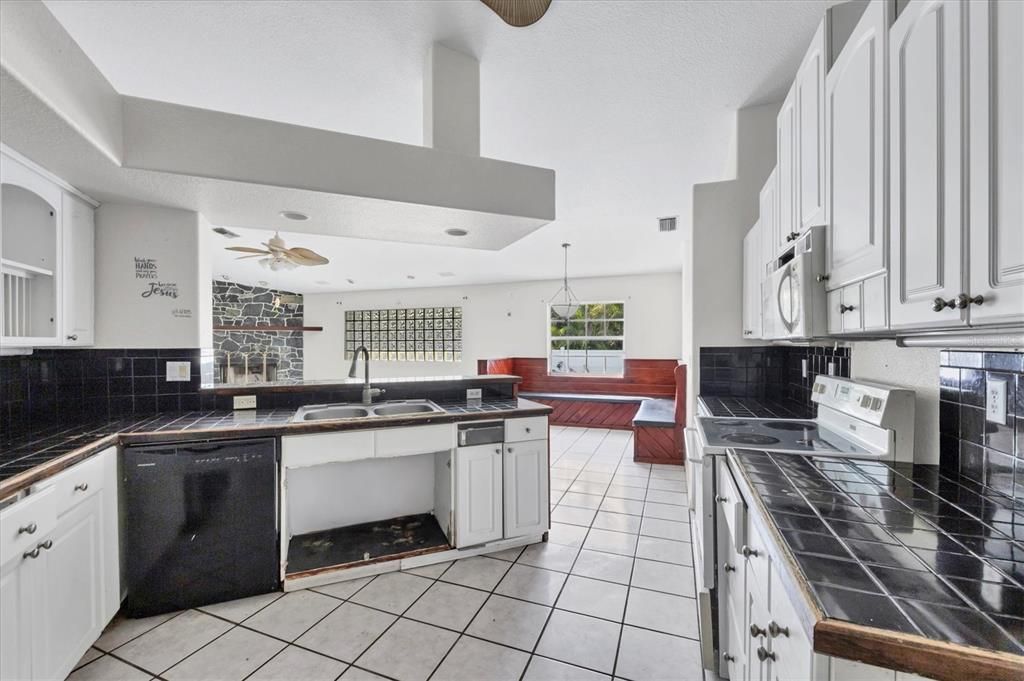 For Sale: $500,000 (4 beds, 3 baths, 3458 Square Feet)