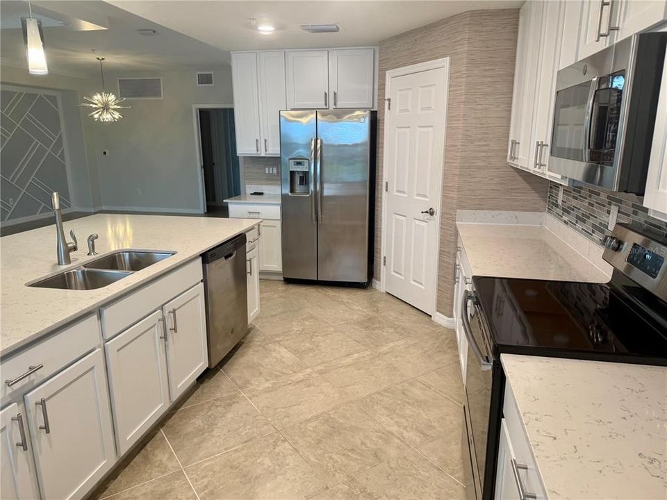 На продажу: $375,000 (3 спален, 2 ванн, 1769 Квадратных фут)