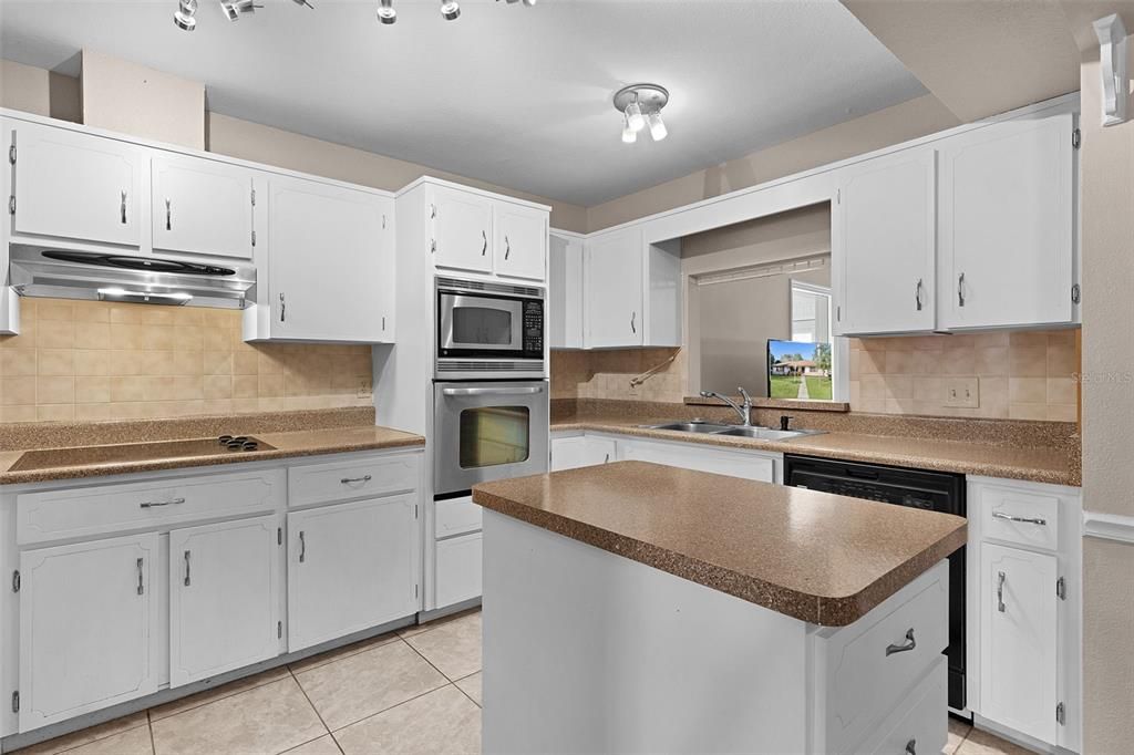 На продажу: $249,900 (3 спален, 2 ванн, 1896 Квадратных фут)