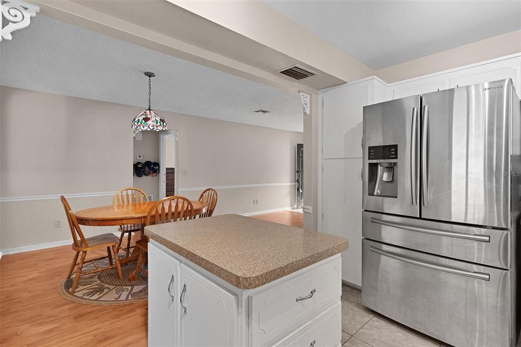 На продажу: $249,900 (3 спален, 2 ванн, 1896 Квадратных фут)