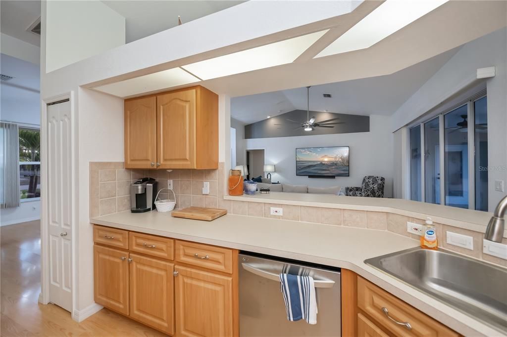 На продажу: $449,900 (3 спален, 2 ванн, 2083 Квадратных фут)