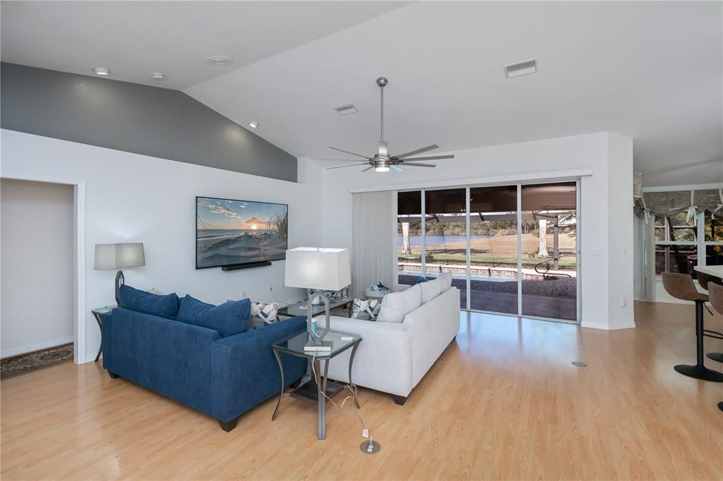 На продажу: $449,900 (3 спален, 2 ванн, 2083 Квадратных фут)