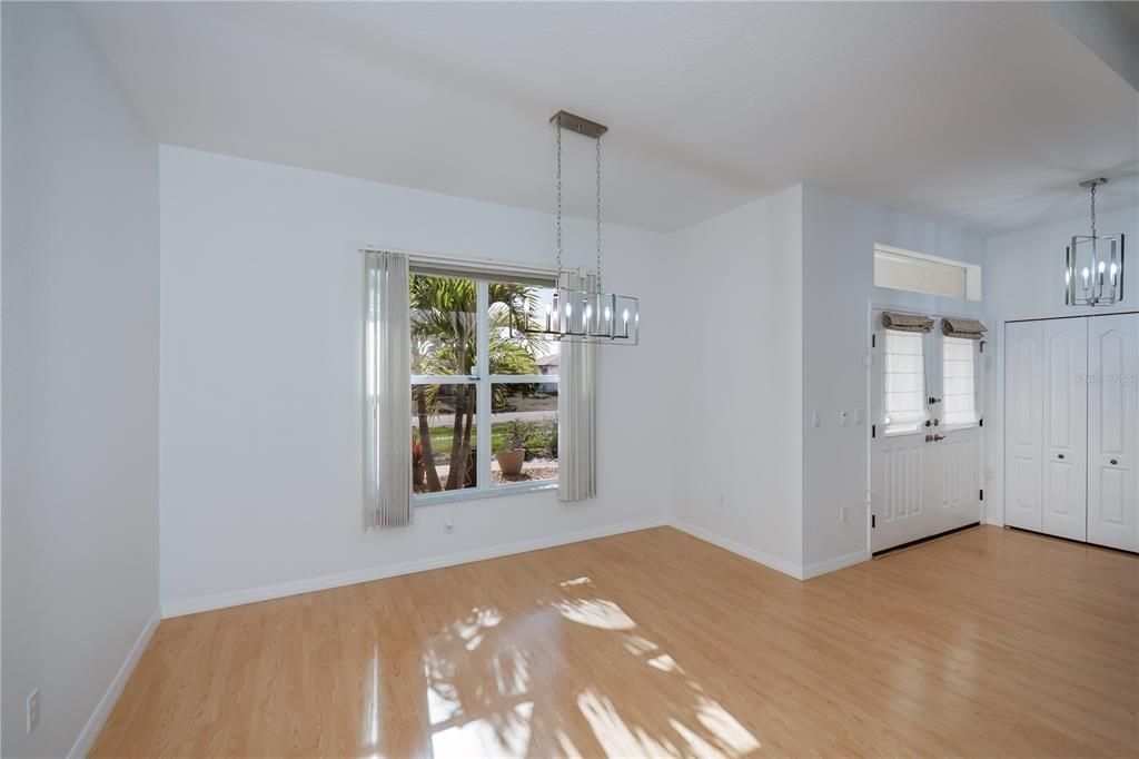 На продажу: $449,900 (3 спален, 2 ванн, 2083 Квадратных фут)