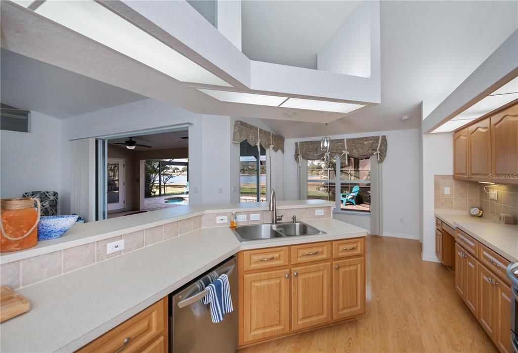 На продажу: $449,900 (3 спален, 2 ванн, 2083 Квадратных фут)