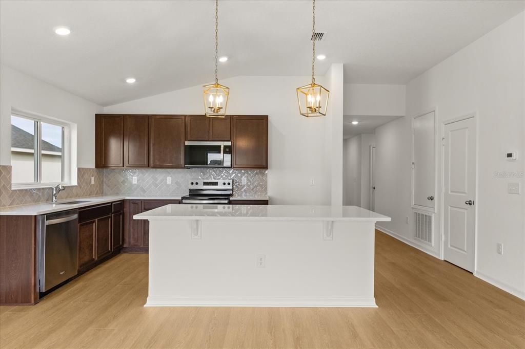 На продажу: $397,794 (4 спален, 2 ванн, 1707 Квадратных фут)