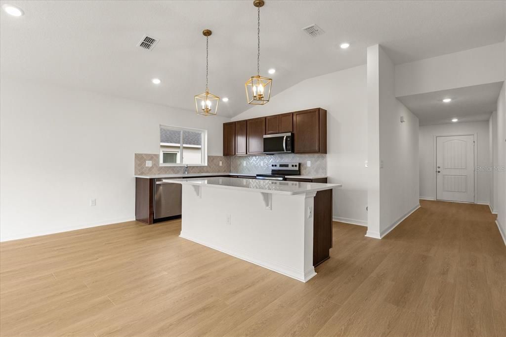 На продажу: $397,794 (4 спален, 2 ванн, 1707 Квадратных фут)