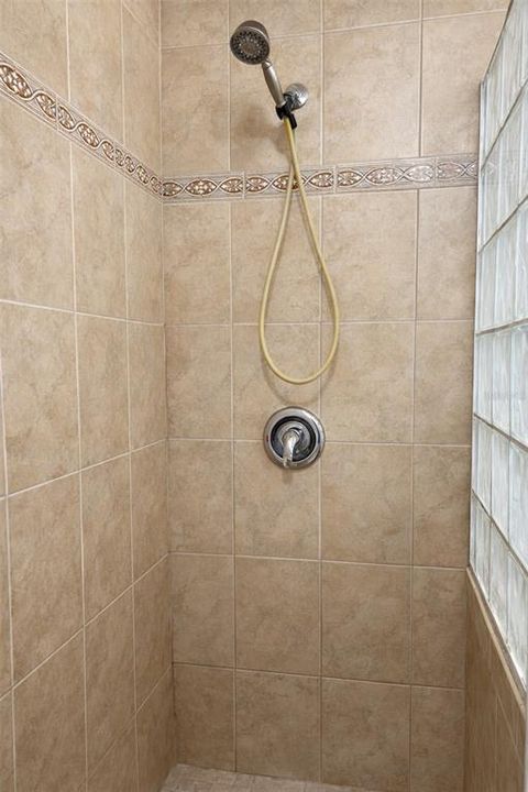 En Venta: $465,000 (4 camas, 2 baños, 1555 Pies cuadrados)