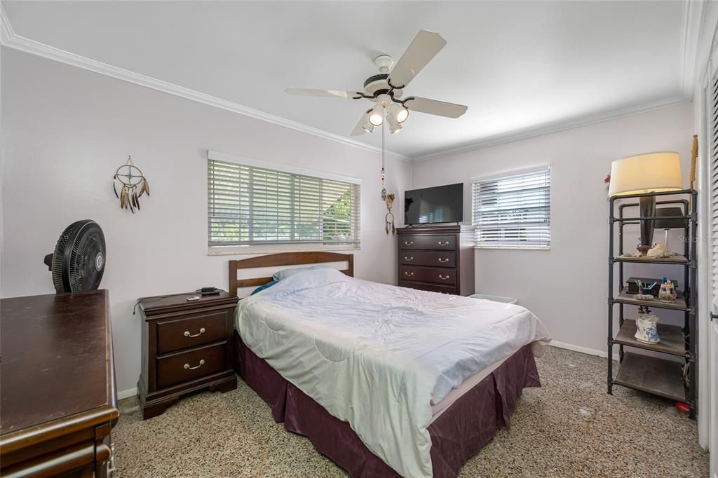 待售: $299,000 (2 贝兹, 1 浴室, 914 平方英尺)