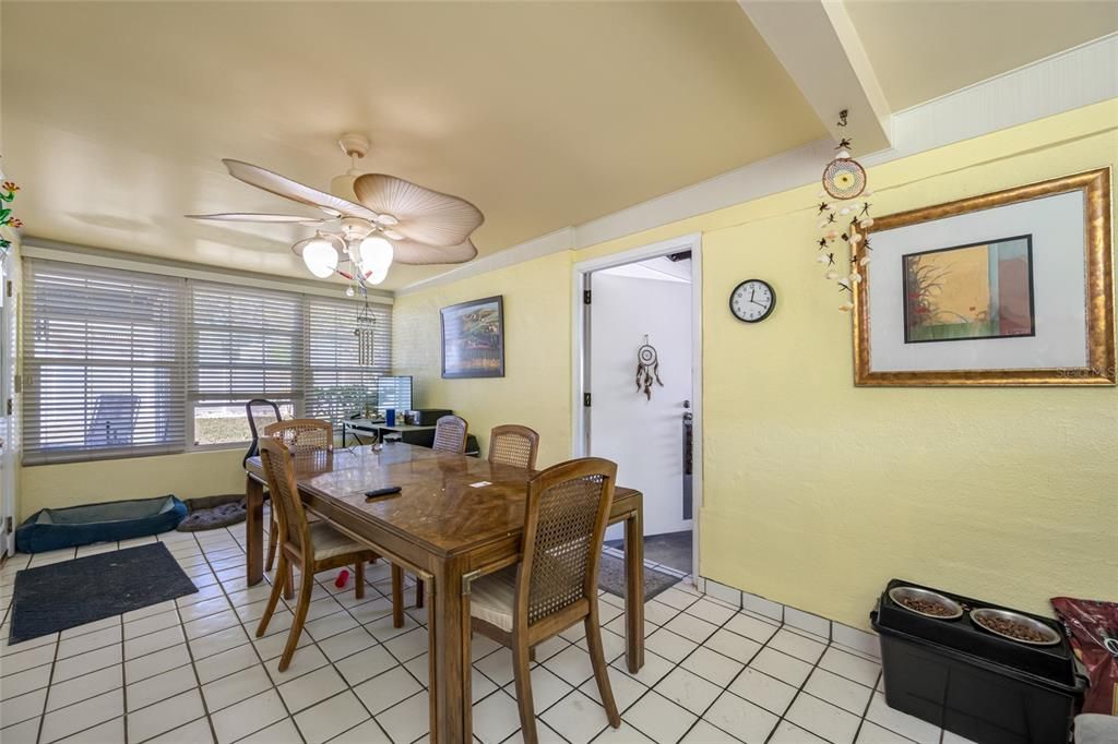 待售: $299,000 (2 贝兹, 1 浴室, 914 平方英尺)