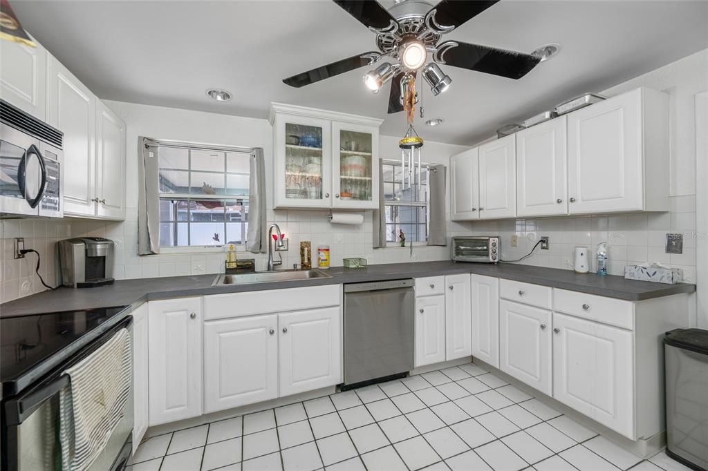 待售: $299,000 (2 贝兹, 1 浴室, 914 平方英尺)