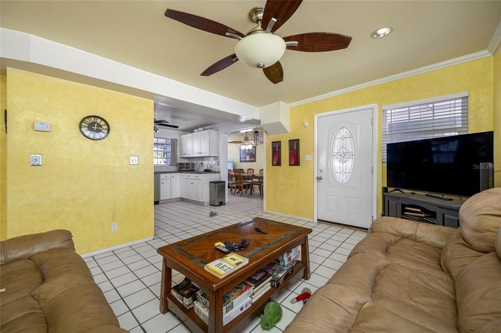 待售: $299,000 (2 贝兹, 1 浴室, 914 平方英尺)