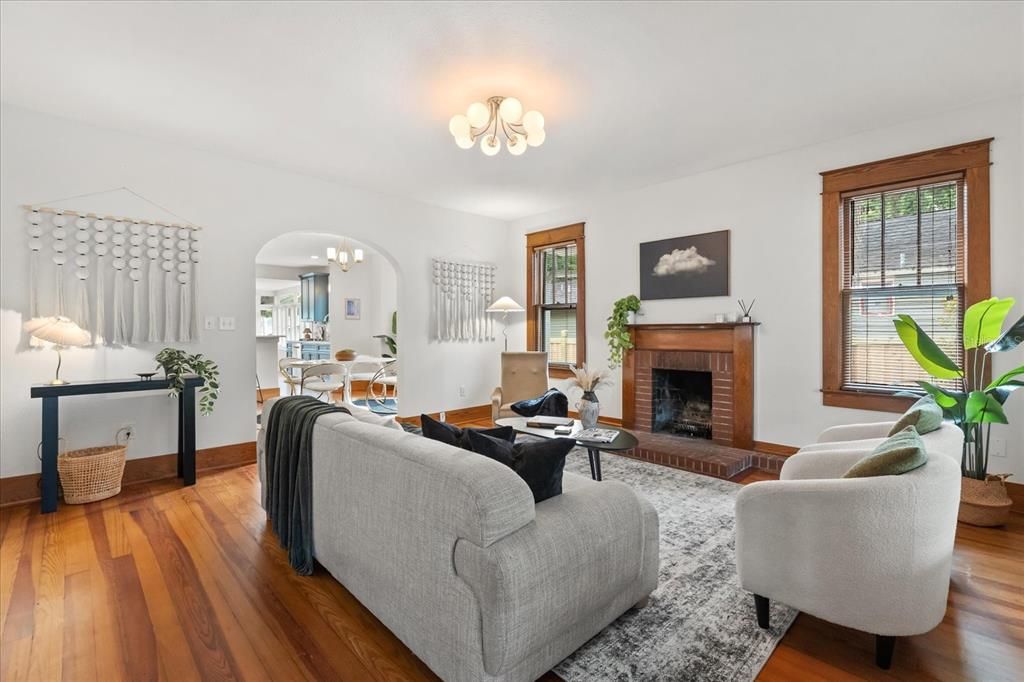 待售: $689,900 (4 贝兹, 3 浴室, 1824 平方英尺)