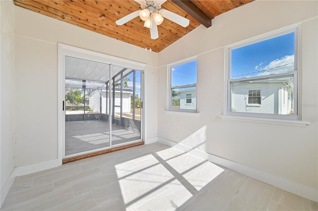 待售: $220,000 (2 贝兹, 2 浴室, 1082 平方英尺)