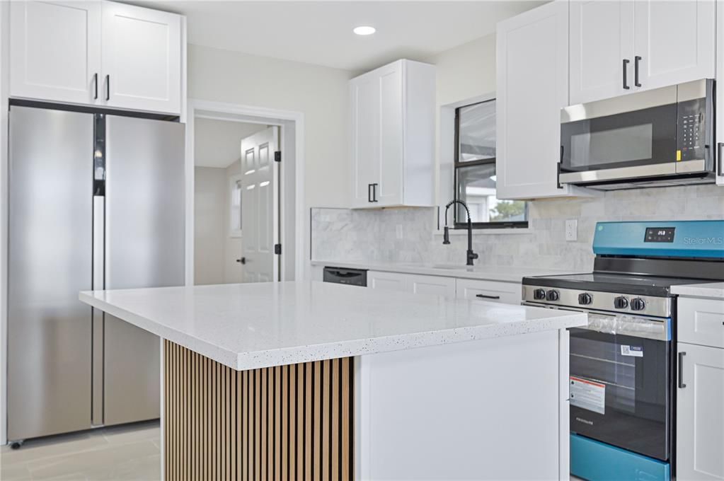 待售: $220,000 (2 贝兹, 2 浴室, 1082 平方英尺)