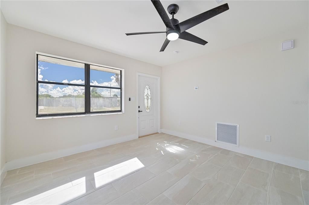 待售: $220,000 (2 贝兹, 2 浴室, 1082 平方英尺)