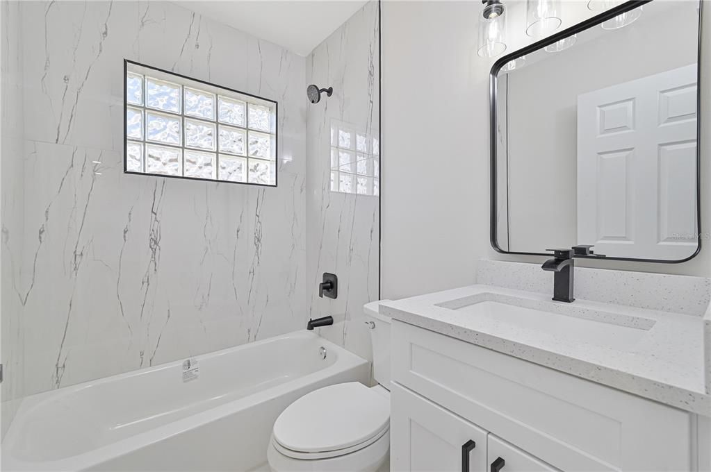 待售: $220,000 (2 贝兹, 2 浴室, 1082 平方英尺)