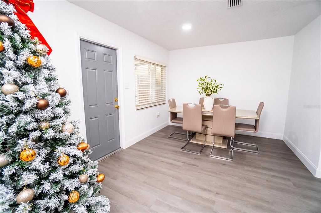 En Venta: $549,900 (4 camas, 2 baños, 1742 Pies cuadrados)