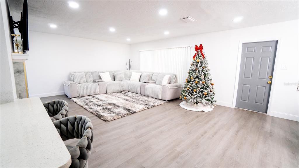 En Venta: $549,900 (4 camas, 2 baños, 1742 Pies cuadrados)