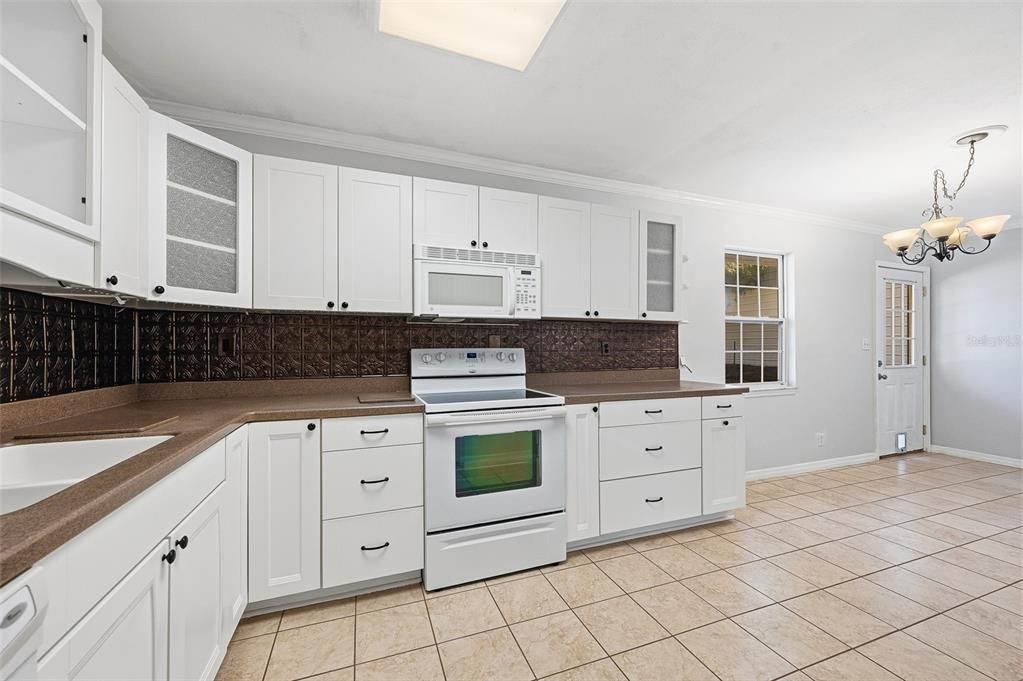 For Sale: $260,000 (3 beds, 2 baths, 1233 Square Feet)