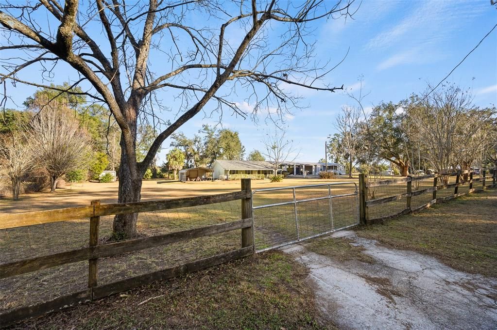 For Sale: $260,000 (3 beds, 2 baths, 1233 Square Feet)