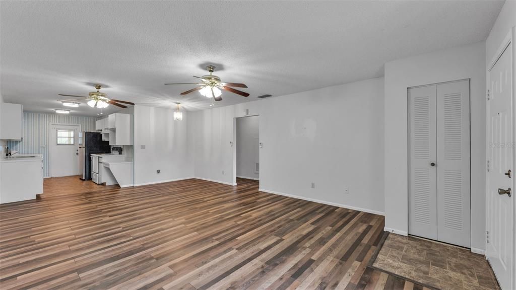 Activo con contrato: $143,000 (2 camas, 2 baños, 1073 Pies cuadrados)